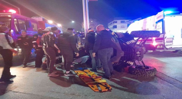 Devrilen UTVnin altında kalan iki kişi yaralandı