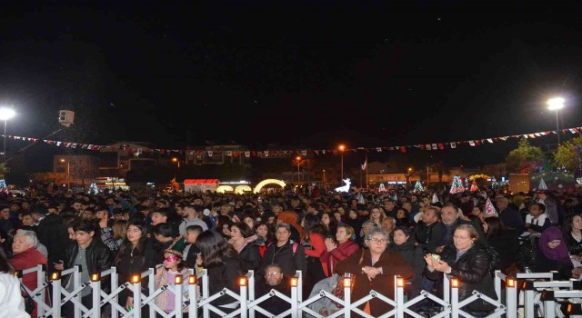 Didimliler yeni yılı Kent Meydanında kutladı