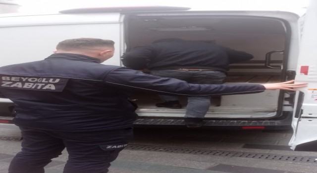 Dilencinin bastonundan çıkan paralar şoke etti