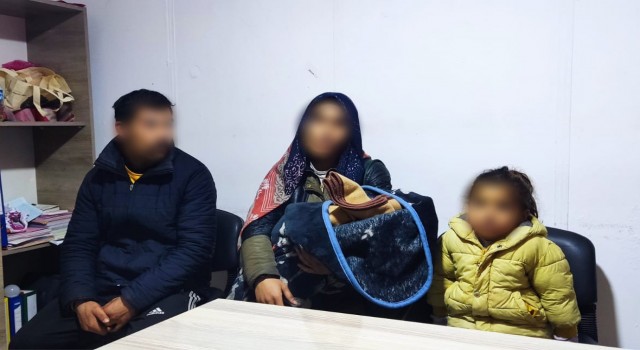 Dilenmeye çocuklarını da alet ettiler, zabıtadan kaçamadılar