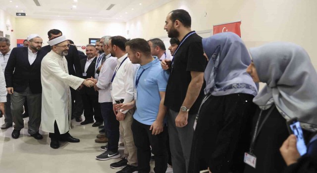 Diyanet İşleri Başkanı Erbaş, umre ziyareti için Mekkede bulunan vatandaşlarla buluştu