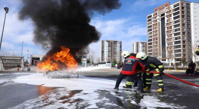 Diyarbakır Büyükşehir Belediyesi itfaiye ekiplerinden 6 bin 740 yangına müdahale