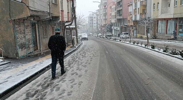 Diyarbakır kırsalı beyaza örtüyle kaplandı