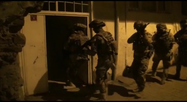 Diyarbakırda torbacılara şafak baskını: 24 tutuklu