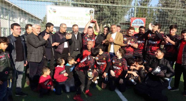 Diyarbakırlı kuyumcuların futbol turnuvasında kupa altın kaplama