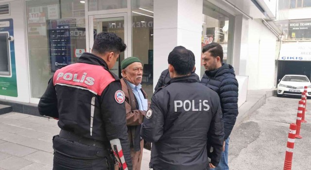 Dolandırıcılardan kurtaracağız deyip yaşlı adamı dolandırdılar
