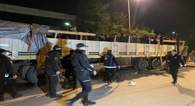 Dorseyi açan polis şoke oldu, 150 düzensiz göçmen çıktı