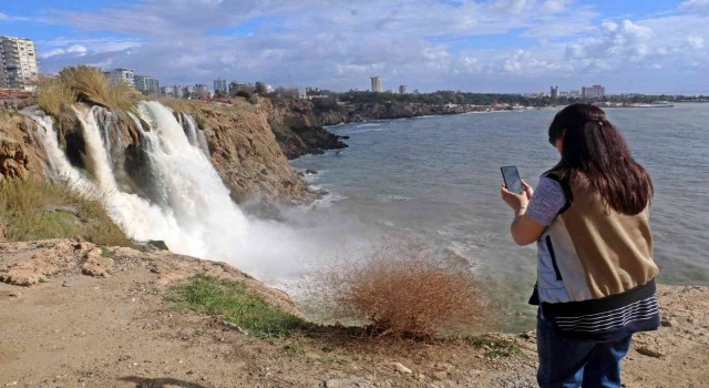 Dün fırtına sebebiyle ters akan dünyaca ünlü şelale, bugün manzarasıyla çitleri aştırdı