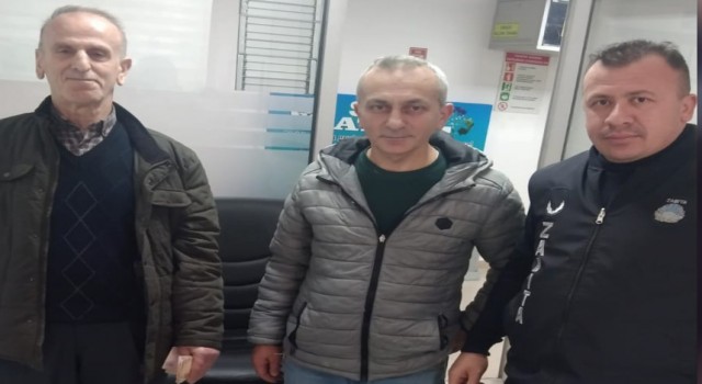 Duyarlı vatandaş, bulduğu para dolu cüzdanı sahibine ulaştırdı