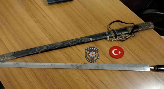 Düzce polisinden denetim: 8 tabanca ve kılıç ele geçirildi