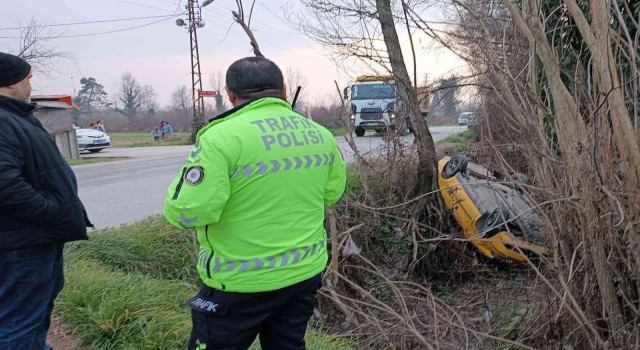 Düzcede otomobil kanala uçtu, sürücü yara almadan kurtuldu