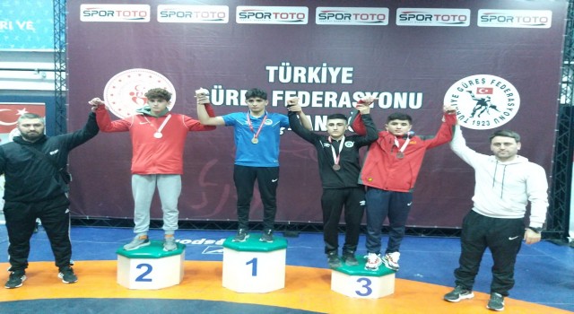Düzceli güreşçiler 4 madalya ile döndü