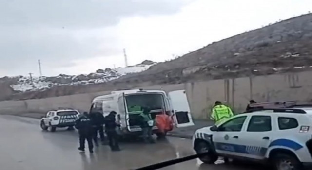 Düzensiz göçmenleri taşıyan araç kaza yaptı: 2 ölü, 6 yaralı