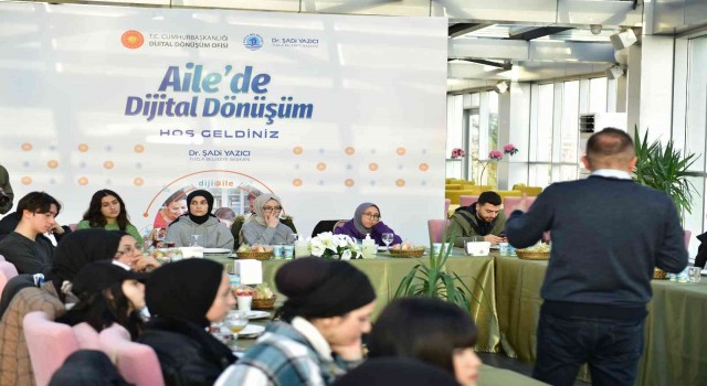 Ebeveynlerine dijital okuryazarlık öğretecek gençlerin eğitimleri başladı