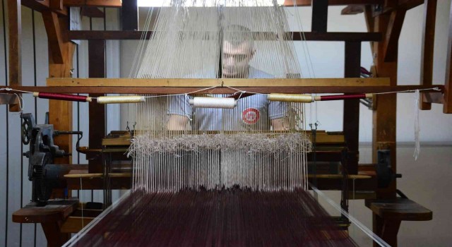Ecdat yadigarı fabrikanın asırlık tezgahlarında üretim sürüyor