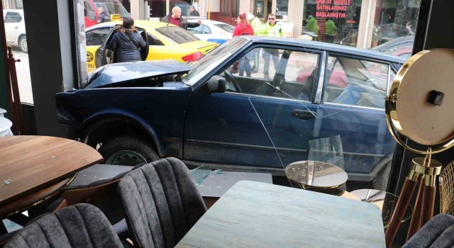 Edirnede kontrolden çıkan Tofaş Şahin mobilya dükkanına daldı