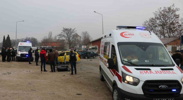 Edirnede ticari taksi ile otomobilin çarpışma anı kamerada
