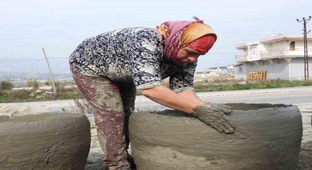 Ekmeğini çamurdan çıkarıyor