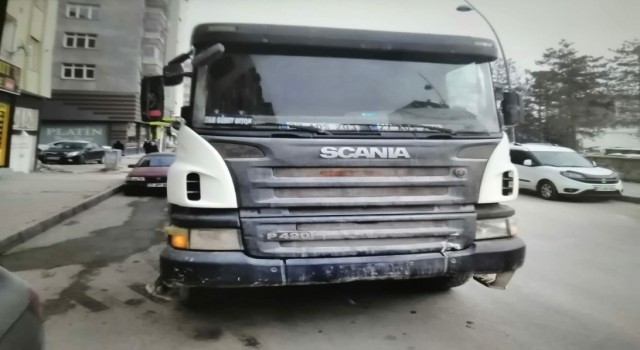 Elazığda beton mikserinin çarptığı yaya yaralandı