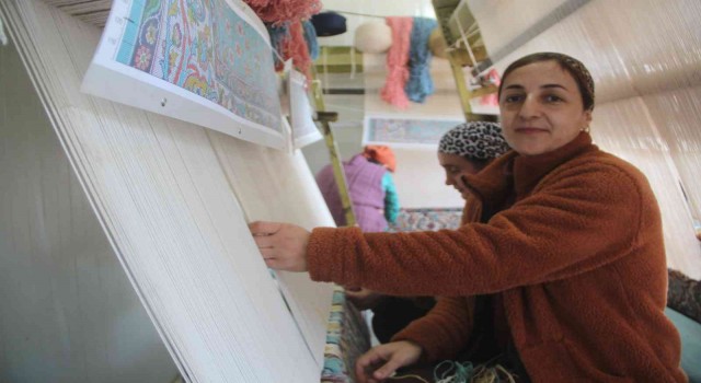 Elazığda geçici konaklama merkezinde kalan Ahıska Türkleri hem meslek öğreniyor hem de para kazanıyor
