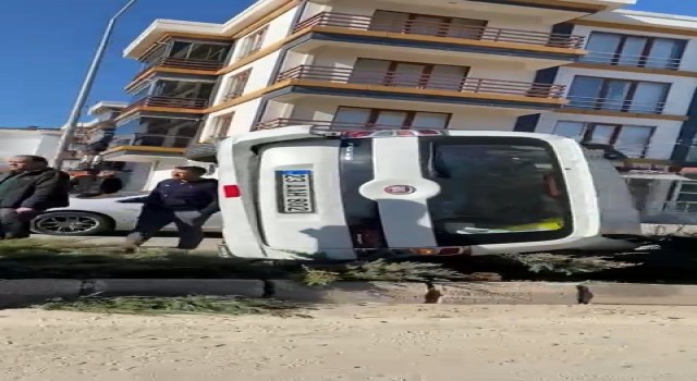 Elazığda hafif ticari araç yan yattı: 1 yaralı