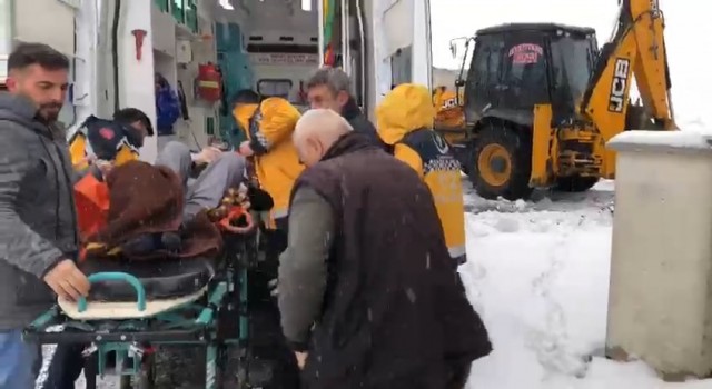 Elazığda kalp hastası köylü, ekiplerin yarım saatlik çalışmasıyla hastaneye kaldırıldı