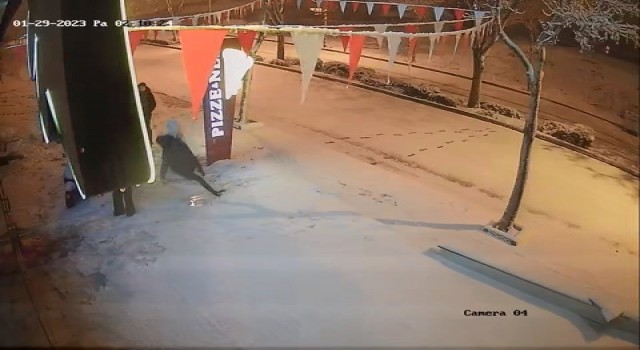 Elazığda karda kayıp düşen vatandaşlar kamerada