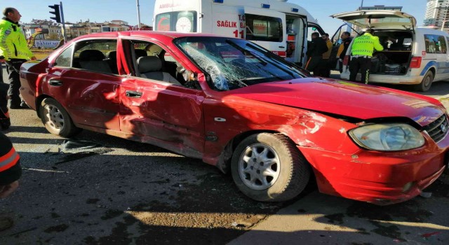 Elazığda otobüs ile otomobil çarpıştı: 4 yaralı