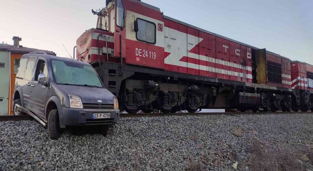 Elazığda tren, hemzemin geçitte çarptığı aracı 100 metre sürükledi: 1 yaralı