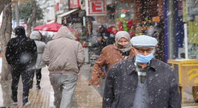 Elazığda uzun süredir beklenen kar yağışı başladı