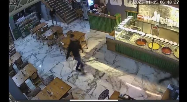 Elazığdaki depremde panik anları güvenlik kamerasına yansıdı