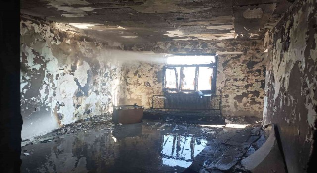 Elektrik kontağından çıkan yangın evi kullanılamaz hale getirdi