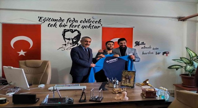 Eleşkirt Gençlik Spor Müdürü Güzelden özel eğitimli öğrencilere Jest