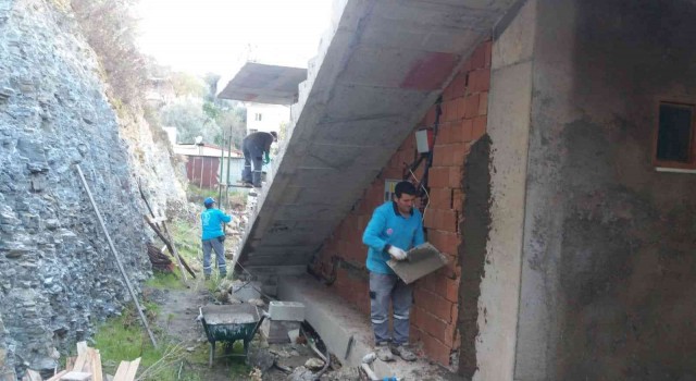 Elikesikte engelli vatandaşın evine belediye eli