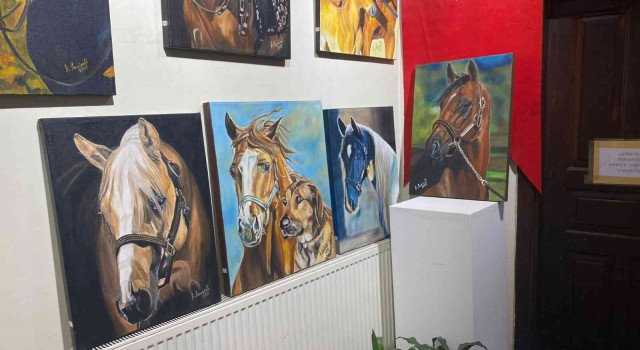 Emekli bankacı ressam oldu, sergisiyle büyük ilgi gördü