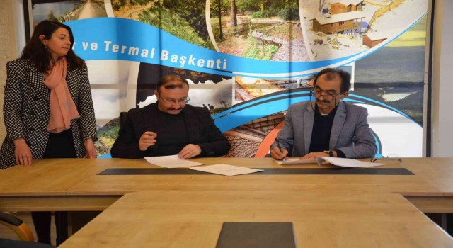 Emet Belediyesinden ihtiyaç sahibi yaşlılara ücretsiz berber ve kuaför hizmeti