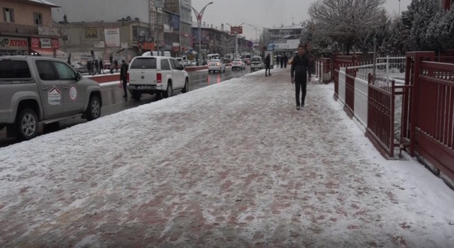 Ercişte beklenen kar yağışı başladı