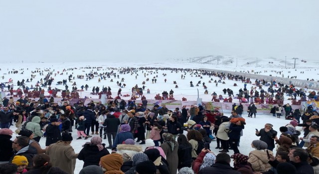 Erciyeste kar bereketi: Binlerce turist pistleri doldurdu