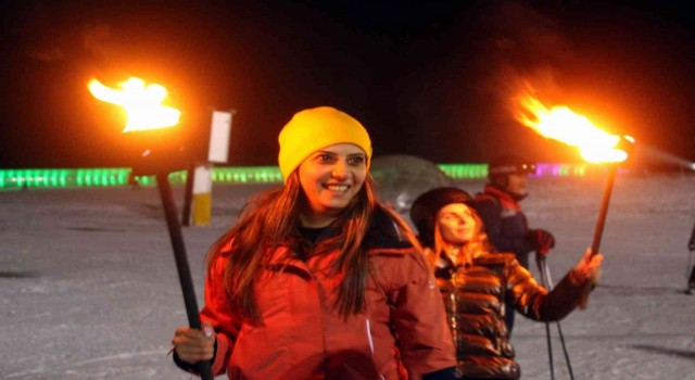 Erciyeste turistler yeni yıla meşalelerle kayarak girdi