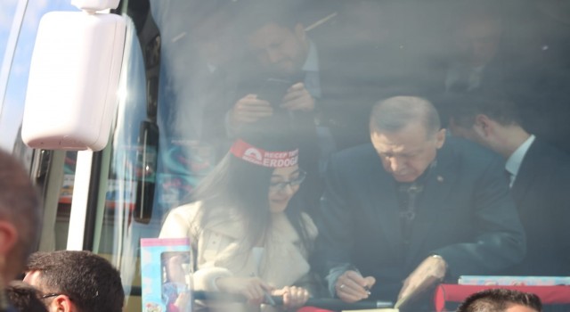 Erdoğan kitabını imzaladı, genç kız gözyaşlarına boğuldu