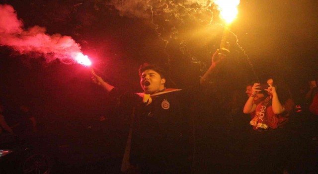 Erzincanda buz gibi havada Galatasaraylı taraftarların galibiyet coşkusu