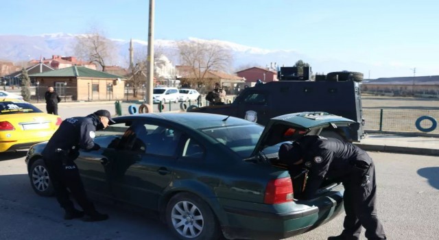 Erzincanda çeşitli suçlardan aranan 63 kişi ve 56 kaçak göçmen yakalandı