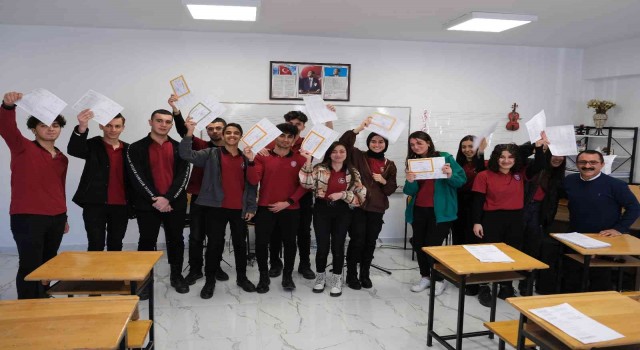 Erzincanda öğrenciler karne heyecanını sazlı sözlü türkülerle yaşadı