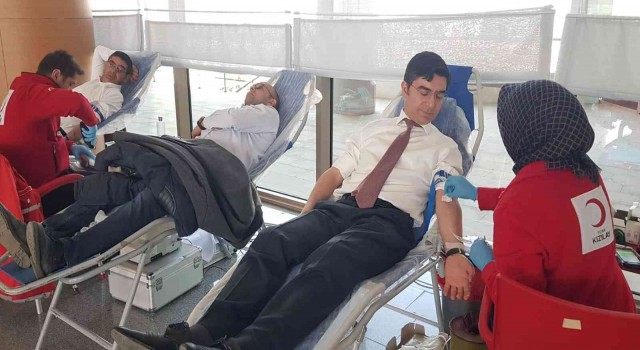 Erzurumda 2023 yılının ilk kan bağışı sağlık çalışanlarından