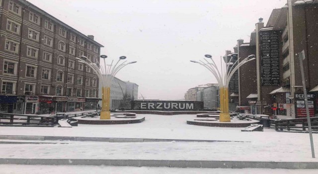Erzurumda beklenen kar geldi