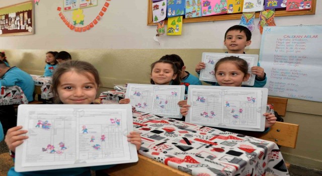 Erzurumda karne sevinci, 167 bin öğrenci karne aldı