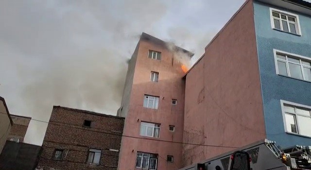 Erzurumda korkutan çatı yangını