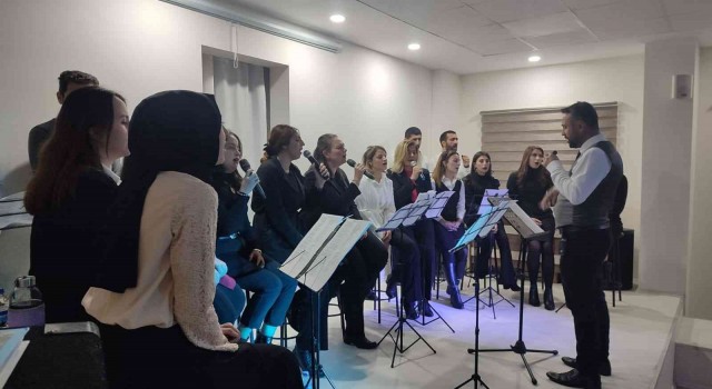 Erzurumda Şarkılar bizi söyler biz de şarkı söyleriz konseri beğeniyle izlendi