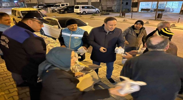 Esenyurt Belediyesinden vatandaşlara kandil simidi ikramı