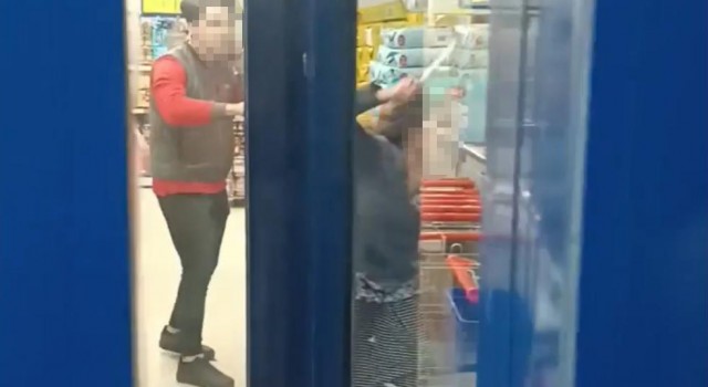 Esenyurtta market çalışanı ile müşteri kavga etti, ortalık savaş alanına döndü